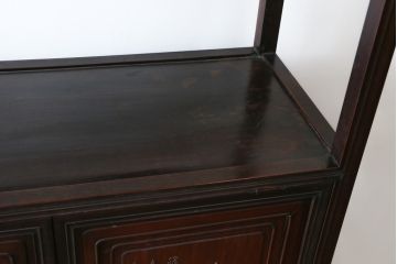 アジアンアンティーク　紫檀(シタン)材　唐物　古玩　彫刻が見事な飾り棚(茶棚、収納棚、戸棚、サイドキャビネット、靴箱、中国)(R-079525)