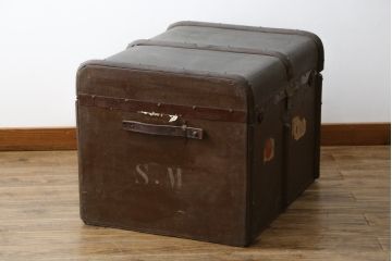 和製アンティーク　ディスプレイとしてもおすすめのレトロな船トランク(舟トランク、ブランケットボックス、トランクテーブル、センターテーブル、ローテーブル、サイドテーブル、ディスプレイ雑貨、収納箱、店舗什器)(R-079526)