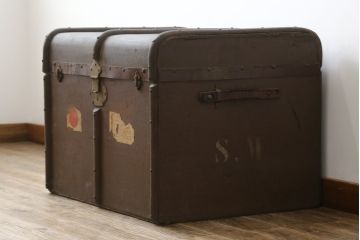 和製アンティーク　ディスプレイとしてもおすすめのレトロな船トランク(舟トランク、ブランケットボックス、トランクテーブル、センターテーブル、ローテーブル、サイドテーブル、ディスプレイ雑貨、収納箱、店舗什器)(R-079526)