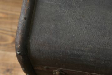 和製アンティーク　ディスプレイとしてもおすすめのレトロな船トランク(舟トランク、ブランケットボックス、トランクテーブル、センターテーブル、ローテーブル、サイドテーブル、ディスプレイ雑貨、収納箱、店舗什器)(R-079526)