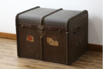 和製アンティーク　ディスプレイとしてもおすすめのレトロな船トランク(舟トランク、ブランケットボックス、トランクテーブル、センターテーブル、ローテーブル、サイドテーブル、ディスプレイ雑貨、収納箱、店舗什器)(R-079526)