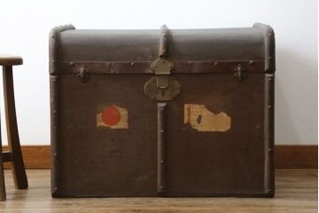 和製アンティーク　ディスプレイとしてもおすすめのレトロな船トランク(舟トランク、ブランケットボックス、トランクテーブル、センターテーブル、ローテーブル、サイドテーブル、ディスプレイ雑貨、収納箱、店舗什器)(R-079526)