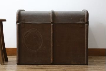 和製アンティーク　ディスプレイとしてもおすすめのレトロな船トランク(舟トランク、ブランケットボックス、トランクテーブル、センターテーブル、ローテーブル、サイドテーブル、ディスプレイ雑貨、収納箱、店舗什器)(R-079526)