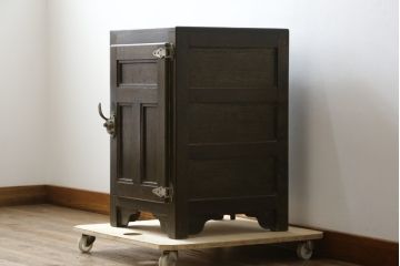 和製アンティーク　希少な小振りサイズ!!　ディスプレイにおすすめのレトロな木製冷蔵庫(冷蔵箱、収納棚、戸棚、サイドキャビネット、ディスプレイ雑貨)(R-079528)