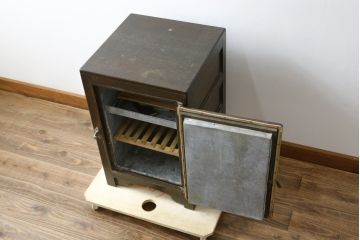 和製アンティーク　希少な小振りサイズ!!　ディスプレイにおすすめのレトロな木製冷蔵庫(冷蔵箱、収納棚、戸棚、サイドキャビネット、ディスプレイ雑貨)(R-079528)