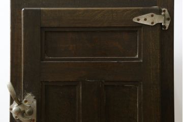 和製アンティーク　希少な小振りサイズ!!　ディスプレイにおすすめのレトロな木製冷蔵庫(冷蔵箱、収納棚、戸棚、サイドキャビネット、ディスプレイ雑貨)(R-079528)