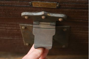 アンティーク雑貨　ディスプレイとしてもおすすめのレトロでおしゃれなトランク(船トランク、舟トランク、ブランケットボックス、トランクテーブル、センターテーブル、ローテーブル、サイドテーブル、ディスプレイ雑貨、収納箱、店舗什器)(R-079531)