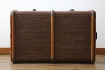 アンティーク雑貨　ディスプレイとしてもおすすめのレトロでおしゃれなトランク(船トランク、舟トランク、ブランケットボックス、トランクテーブル、センターテーブル、ローテーブル、サイドテーブル、ディスプレイ雑貨、収納箱、店舗什器)(R-079531)
