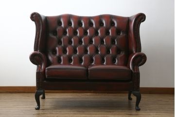中古　イギリス　本革(レザー)　クラシカルな佇まいが魅力的なウィングバックソファ(ウイングバックソファ、チェスターフィールドソファ、2人掛け、2P、ラブソファ)(R-079532)