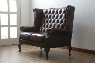 中古　イギリス　本革(レザー)　クラシカルな佇まいが魅力的なウィングバックソファ(ウイングバックソファ、チェスターフィールドソファ、2人掛け、2P、ラブソファ)(R-079532)