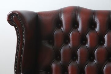 中古　イギリス　本革(レザー)　クラシカルな佇まいが魅力的なウィングバックソファ(ウイングバックソファ、チェスターフィールドソファ、2人掛け、2P、ラブソファ)(R-079532)