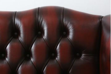 中古　イギリス　本革(レザー)　クラシカルな佇まいが魅力的なウィングバックソファ(ウイングバックソファ、チェスターフィールドソファ、2人掛け、2P、ラブソファ)(R-079532)