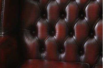 中古　イギリス　本革(レザー)　クラシカルな佇まいが魅力的なウィングバックソファ(ウイングバックソファ、チェスターフィールドソファ、2人掛け、2P、ラブソファ)(R-079532)