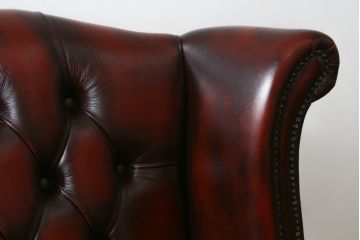 中古　イギリス　本革(レザー)　クラシカルな佇まいが魅力的なウィングバックソファ(ウイングバックソファ、チェスターフィールドソファ、2人掛け、2P、ラブソファ)(R-079532)