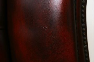 中古　イギリス　本革(レザー)　クラシカルな佇まいが魅力的なウィングバックソファ(ウイングバックソファ、チェスターフィールドソファ、2人掛け、2P、ラブソファ)(R-079532)