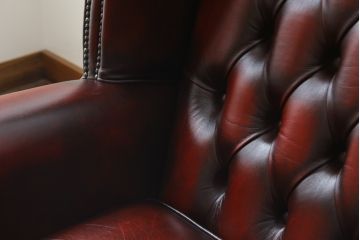 中古　イギリス　本革(レザー)　クラシカルな佇まいが魅力的なウィングバックソファ(ウイングバックソファ、チェスターフィールドソファ、2人掛け、2P、ラブソファ)(R-079532)