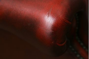 中古　イギリス　本革(レザー)　クラシカルな佇まいが魅力的なウィングバックソファ(ウイングバックソファ、チェスターフィールドソファ、2人掛け、2P、ラブソファ)(R-079532)