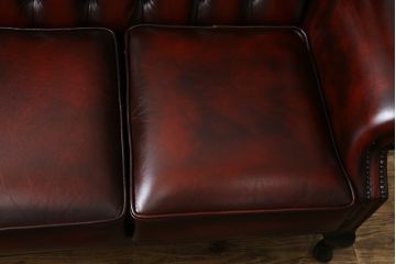 中古　イギリス　本革(レザー)　クラシカルな佇まいが魅力的なウィングバックソファ(ウイングバックソファ、チェスターフィールドソファ、2人掛け、2P、ラブソファ)(R-079532)