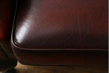 中古　イギリス　本革(レザー)　クラシカルな佇まいが魅力的なウィングバックソファ(ウイングバックソファ、チェスターフィールドソファ、2人掛け、2P、ラブソファ)(R-079532)
