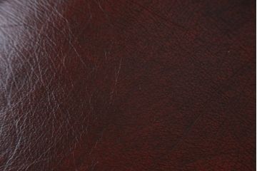 中古　イギリス　本革(レザー)　クラシカルな佇まいが魅力的なウィングバックソファ(ウイングバックソファ、チェスターフィールドソファ、2人掛け、2P、ラブソファ)(R-079532)