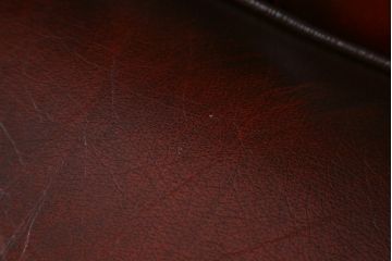 中古　イギリス　本革(レザー)　クラシカルな佇まいが魅力的なウィングバックソファ(ウイングバックソファ、チェスターフィールドソファ、2人掛け、2P、ラブソファ)(R-079532)