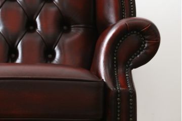 中古　イギリス　本革(レザー)　クラシカルな佇まいが魅力的なウィングバックソファ(ウイングバックソファ、チェスターフィールドソファ、2人掛け、2P、ラブソファ)(R-079532)