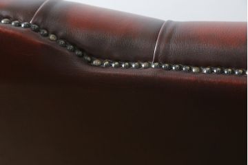 中古　イギリス　本革(レザー)　クラシカルな佇まいが魅力的なウィングバックソファ(ウイングバックソファ、チェスターフィールドソファ、2人掛け、2P、ラブソファ)(R-079532)