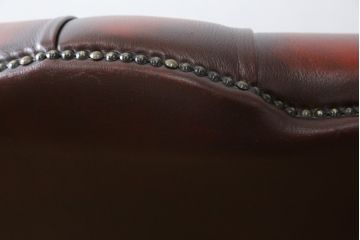 中古　イギリス　本革(レザー)　クラシカルな佇まいが魅力的なウィングバックソファ(ウイングバックソファ、チェスターフィールドソファ、2人掛け、2P、ラブソファ)(R-079532)
