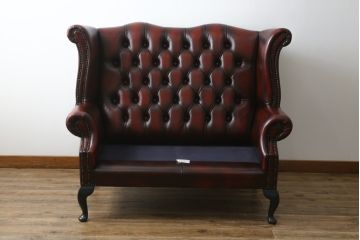 中古　イギリス　本革(レザー)　クラシカルな佇まいが魅力的なウィングバックソファ(ウイングバックソファ、チェスターフィールドソファ、2人掛け、2P、ラブソファ)(R-079532)