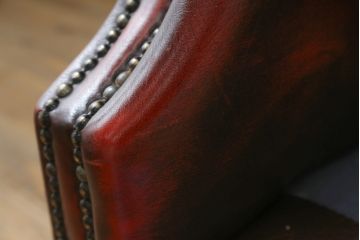 中古　イギリス　本革(レザー)　クラシカルな佇まいが魅力的なウィングバックソファ(ウイングバックソファ、チェスターフィールドソファ、2人掛け、2P、ラブソファ)(R-079532)