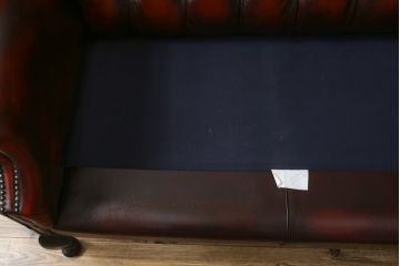 中古　イギリス　本革(レザー)　クラシカルな佇まいが魅力的なウィングバックソファ(ウイングバックソファ、チェスターフィールドソファ、2人掛け、2P、ラブソファ)(R-079532)