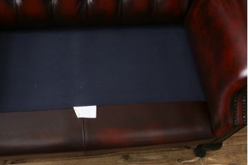中古　イギリス　本革(レザー)　クラシカルな佇まいが魅力的なウィングバックソファ(ウイングバックソファ、チェスターフィールドソファ、2人掛け、2P、ラブソファ)(R-079532)