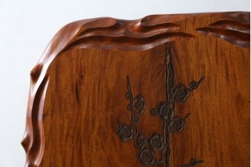 和製ビンテージ　美品　楠の木(クスノキ)　一枚板　風雅な梅の図をあしらった彫刻入りの衝立て(パーテーション、衝い立て、つい立て、間仕切り、ディスプレイ)(R-079533)