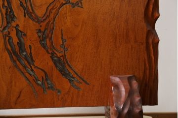 和製ビンテージ　美品　楠の木(クスノキ)　一枚板　風雅な梅の図をあしらった彫刻入りの衝立て(パーテーション、衝い立て、つい立て、間仕切り、ディスプレイ)(R-079533)