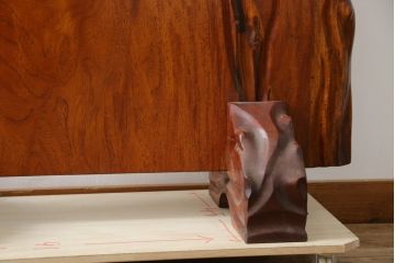 和製ビンテージ　美品　楠の木(クスノキ)　一枚板　風雅な梅の図をあしらった彫刻入りの衝立て(パーテーション、衝い立て、つい立て、間仕切り、ディスプレイ)(R-079533)