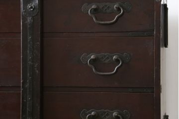 和製アンティーク　明治大正期　縁起物の巾着金具と閂(かんぬき)付きのデザインが魅力の松本衣装箪笥(時代箪笥、和たんす、整理タンス、収納箪笥、引き出し、チェスト)(R-079535)