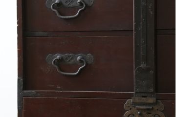 和製アンティーク　明治大正期　縁起物の巾着金具と閂(かんぬき)付きのデザインが魅力の松本衣装箪笥(時代箪笥、和たんす、整理タンス、収納箪笥、引き出し、チェスト)(R-079535)