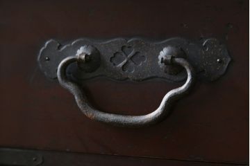 和製アンティーク　明治大正期　縁起物の巾着金具と閂(かんぬき)付きのデザインが魅力の松本衣装箪笥(時代箪笥、和たんす、整理タンス、収納箪笥、引き出し、チェスト)(R-079535)