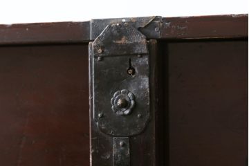 和製アンティーク　明治大正期　縁起物の巾着金具と閂(かんぬき)付きのデザインが魅力の松本衣装箪笥(時代箪笥、和たんす、整理タンス、収納箪笥、引き出し、チェスト)(R-079535)