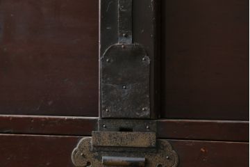 和製アンティーク　明治大正期　縁起物の巾着金具と閂(かんぬき)付きのデザインが魅力の松本衣装箪笥(時代箪笥、和たんす、整理タンス、収納箪笥、引き出し、チェスト)(R-079535)