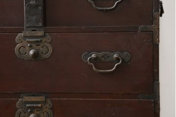 和製アンティーク　明治大正期　縁起物の巾着金具と閂(かんぬき)付きのデザインが魅力の松本衣装箪笥(時代箪笥、和たんす、整理タンス、収納箪笥、引き出し、チェスト)(R-079535)