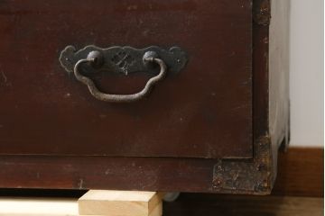 和製アンティーク　明治大正期　縁起物の巾着金具と閂(かんぬき)付きのデザインが魅力の松本衣装箪笥(時代箪笥、和たんす、整理タンス、収納箪笥、引き出し、チェスト)(R-079535)