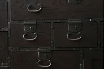 和製アンティーク　上手物!!　前面欅(ケヤキ)材　檜(ヒノキ)材　落ち着きのある佇まいが魅力的な大型関西帳場箪笥(時代箪笥、和たんす、収納タンス、整理箪笥、引き出し、サイドボード、サイドチェスト)(R-079538)