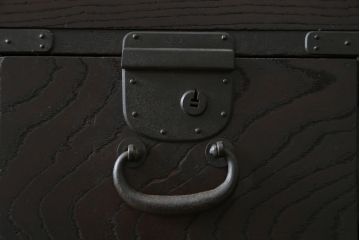 和製アンティーク　上手物!!　前面欅(ケヤキ)材　檜(ヒノキ)材　落ち着きのある佇まいが魅力的な大型関西帳場箪笥(時代箪笥、和たんす、収納タンス、整理箪笥、引き出し、サイドボード、サイドチェスト)(R-079538)