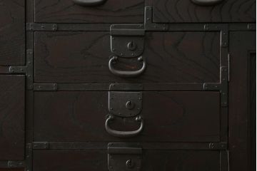 和製アンティーク　上手物!!　前面欅(ケヤキ)材　檜(ヒノキ)材　落ち着きのある佇まいが魅力的な大型関西帳場箪笥(時代箪笥、和たんす、収納タンス、整理箪笥、引き出し、サイドボード、サイドチェスト)(R-079538)