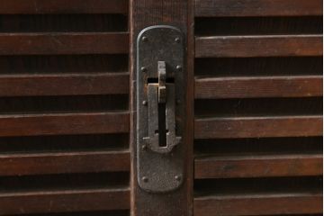和製アンティーク　上手物!!　前面欅(ケヤキ)材　檜(ヒノキ)材　落ち着きのある佇まいが魅力的な大型関西帳場箪笥(時代箪笥、和たんす、収納タンス、整理箪笥、引き出し、サイドボード、サイドチェスト)(R-079538)