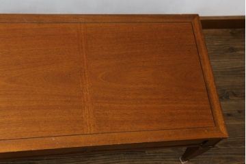 中古　DREXEL HERITAGE(ドレクセルヘリテイジ)　Triune(トライユン)　マホガニー材　クラシカルな佇まいのカクテルテーブル(センターテーブル、リビングテーブル、ローテーブル)(R-079539)