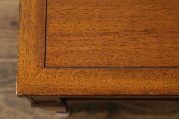 中古　DREXEL HERITAGE(ドレクセルヘリテイジ)　Triune(トライユン)　マホガニー材　クラシカルな佇まいのカクテルテーブル(センターテーブル、リビングテーブル、ローテーブル)(R-079539)