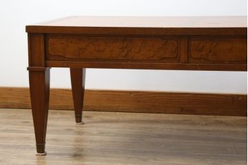 中古　DREXEL HERITAGE(ドレクセルヘリテイジ)　Triune(トライユン)　マホガニー材　クラシカルな佇まいのカクテルテーブル(センターテーブル、リビングテーブル、ローテーブル)(R-079539)