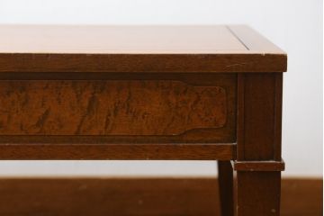 中古　DREXEL HERITAGE(ドレクセルヘリテイジ)　Triune(トライユン)　マホガニー材　クラシカルな佇まいのカクテルテーブル(センターテーブル、リビングテーブル、ローテーブル)(R-079539)